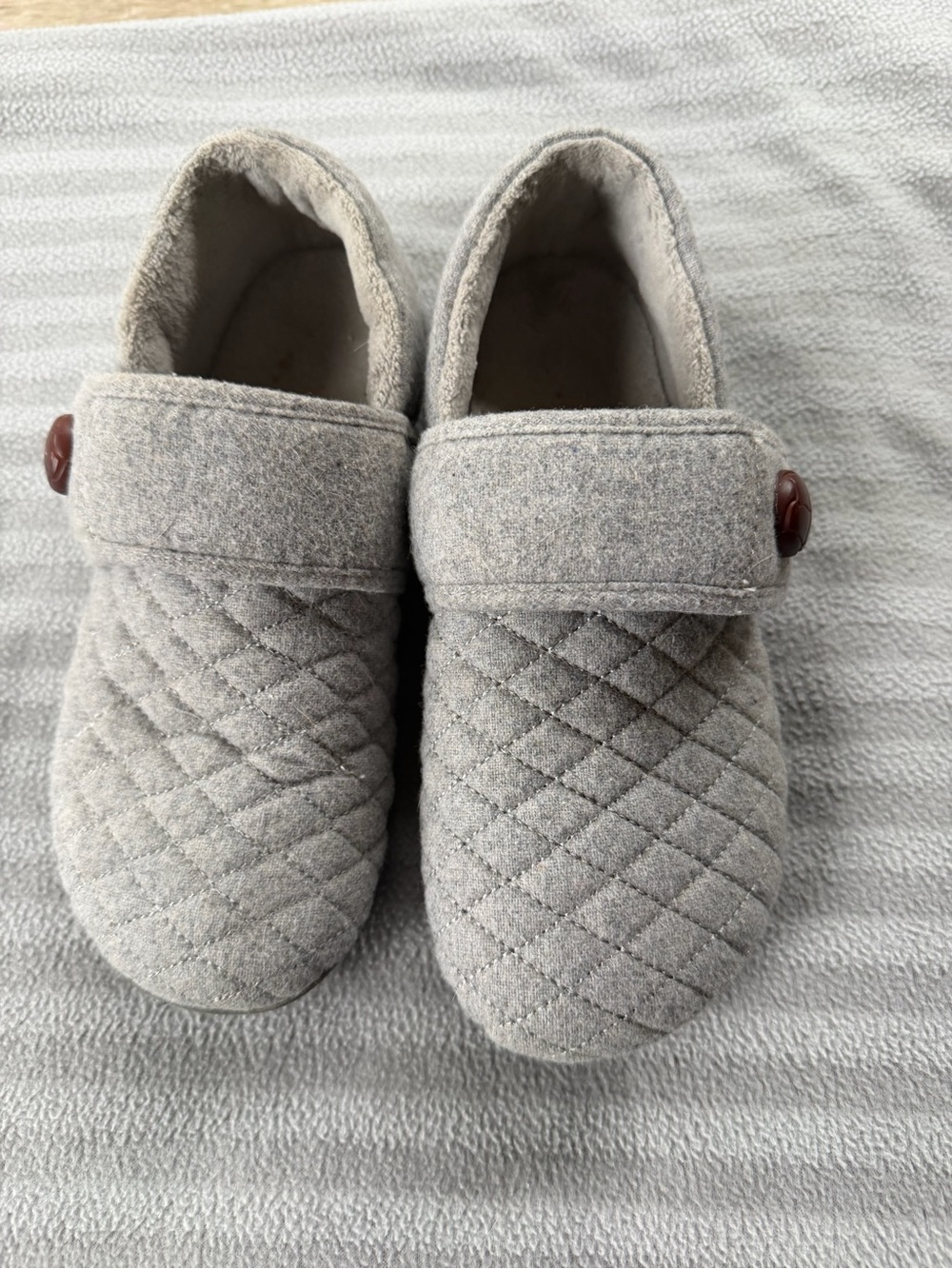 Vionic Jackie Gray Quilted Slippers Size 7